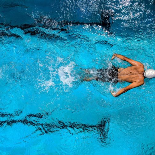 Rapaz a competir numa piscina