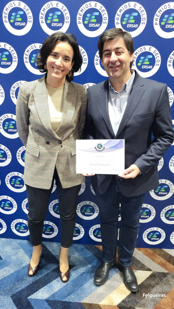 Presidente da Câmara Municipal de Felgueiras, Nuno Fonseca, com a presidente do Conselho de Administração da ERSAR, Vera Eiró, na cerimónia de entrega do certificado da atribuição do Selo de Qualidade.