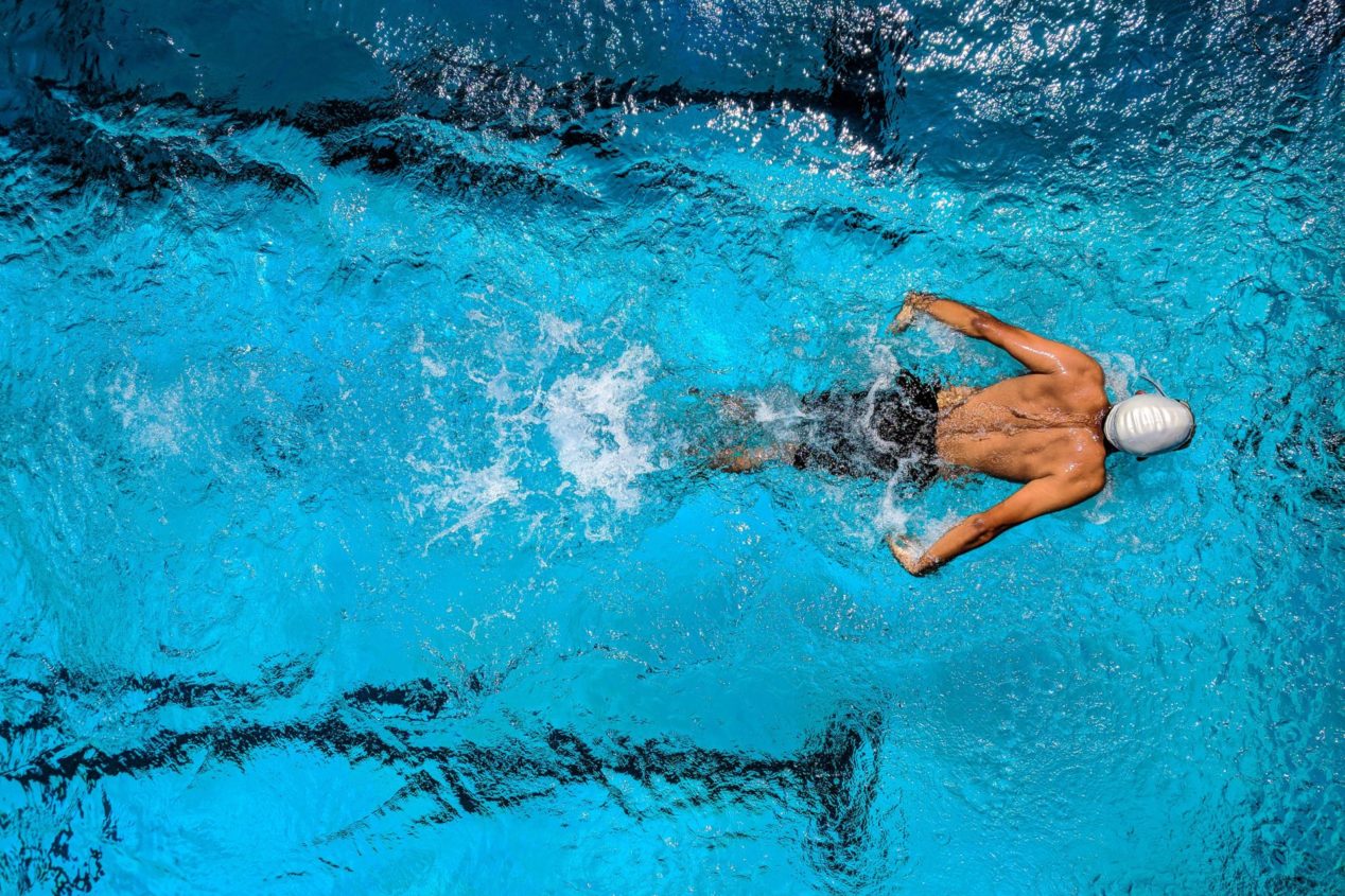 Rapaz a competir numa piscina