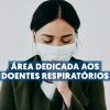 Mulher com máscara a tossir