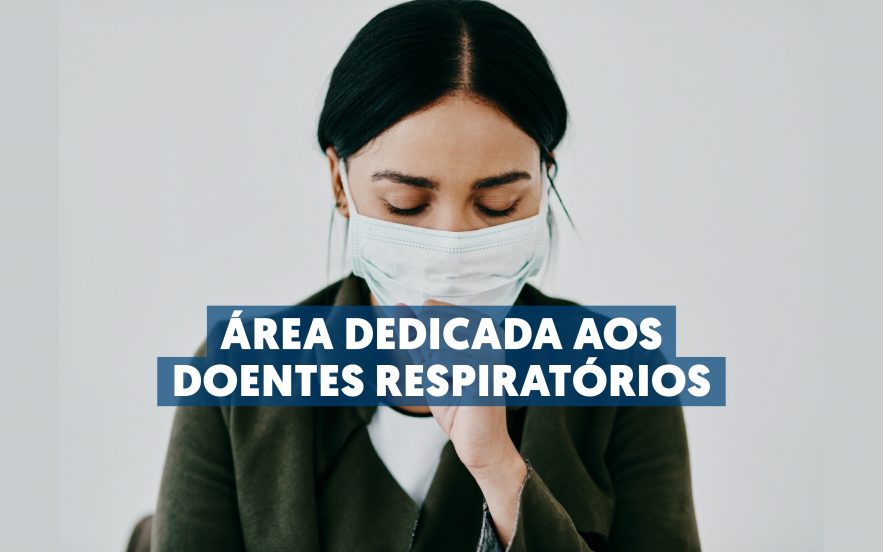 Mulher com máscara a tossir