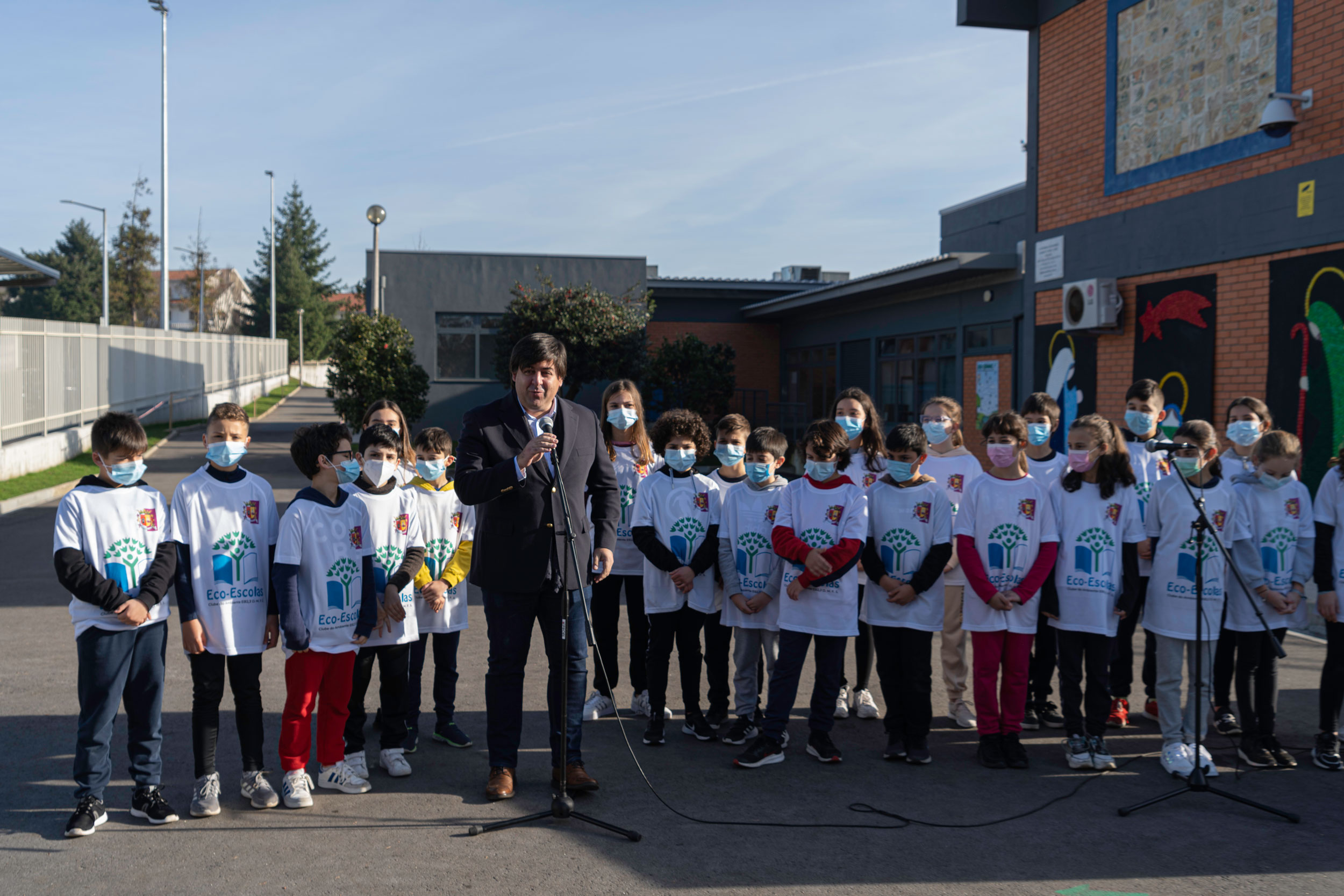 Presidente da Câmara de Felgueiras acompanhado por dezenas de alunos