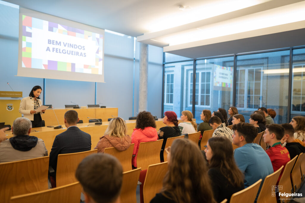 Vereadora Ana Medeiros recebe grupo de alunos