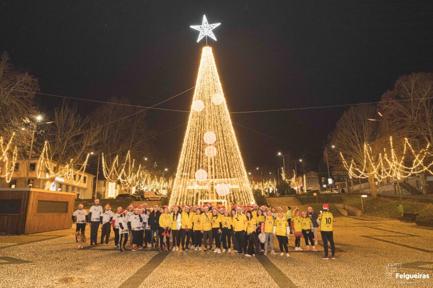 Grupo em frente à arvore de natal