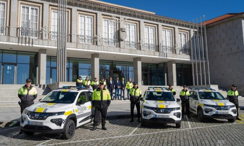 O presidente da Câmara Municipal, Nuno Fonseca, entregou hoje, 4 viaturas novas à Polícia Municipal